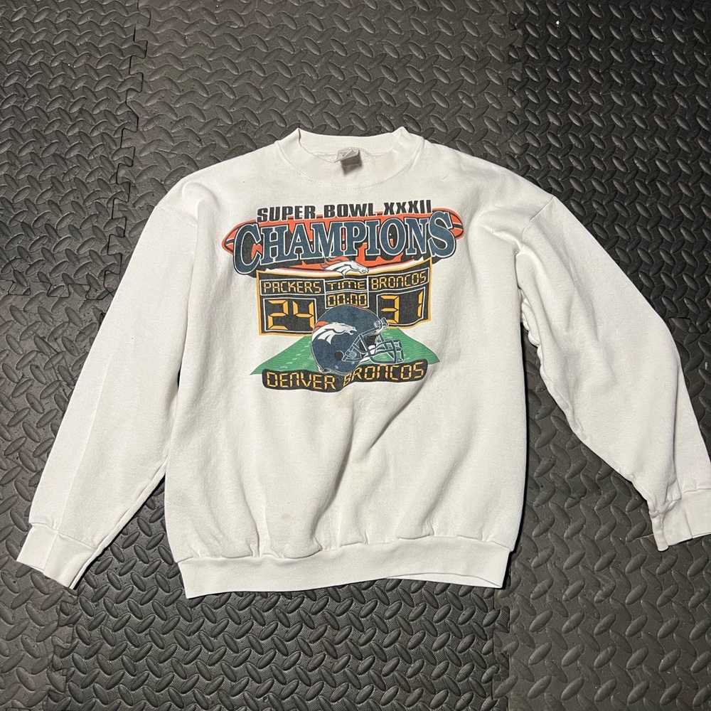 LOGO 7 White Crewneck Sweater with Sports Graphic